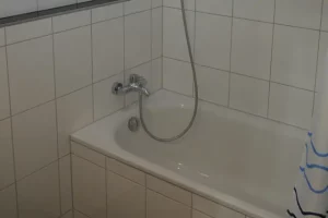 Can a cracked bathtub be repaired?